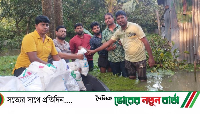 ব্রাহ্মণপাড়ায় বন্যার্তদের মাঝে ভালোবাসার উপহার পৌছে দিচ্ছেন যুবকরা।