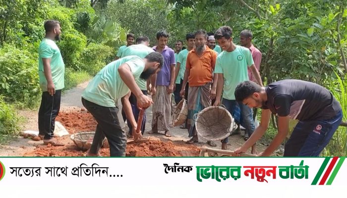 দেবিদ্বারে সেচ্চাশ্রম ও নিজ অর্থায়নে দীর্ঘদিনের বেহাল রাস্তা সংস্কার করেন স্থানীয় সংগঠন ও এলাকাবাসী