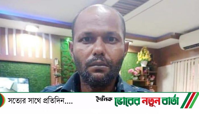 মুন্সীগঞ্জের গজারিয়ায় মেঘনা নদীর কুখ্যাত বাবলা ডাকাতকে তার বাড়িতে ঢুকে গুলি করে হত্যা করেছে দুর্বৃত্তরা।