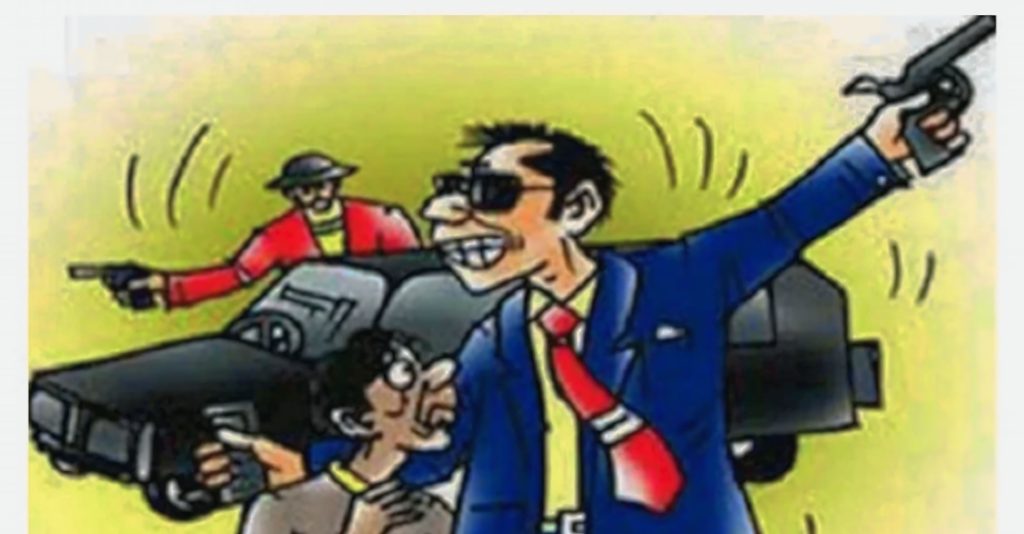 ব্যাংক থেকে টাকা তুলে যাচ্ছিলেন অটোতে, প্রাইভেট কারে এসে ছোঁ মেরে পগারপার