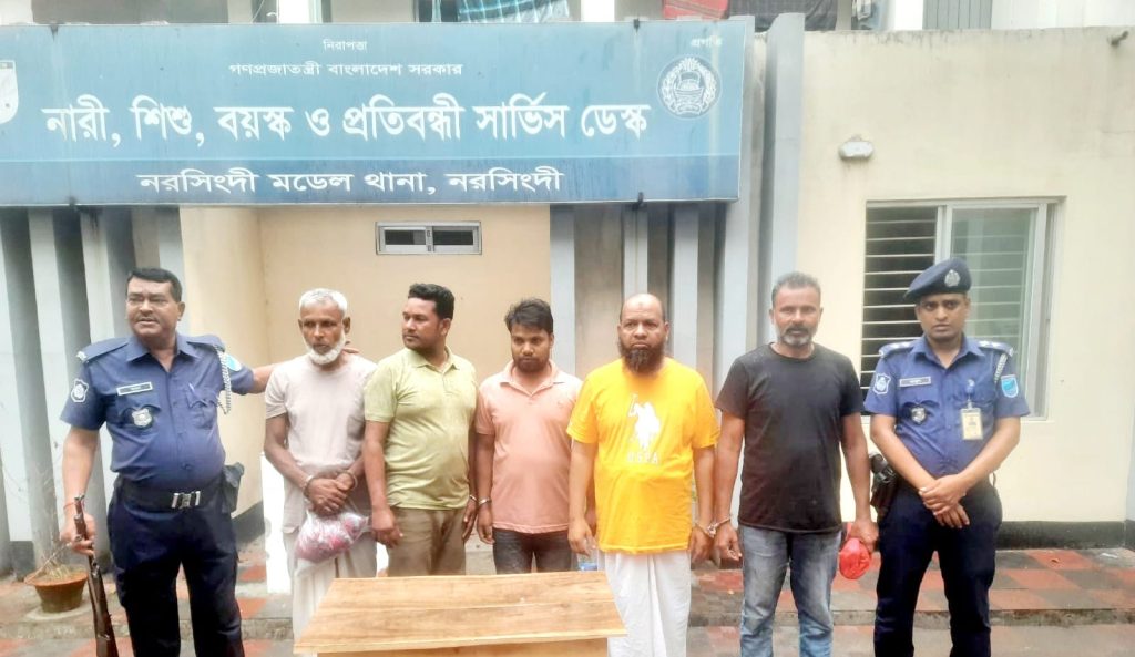 নরসিংদীতে প্রায় দেড়কোটি টাকার কাপড় উদ্ধার, আটক-৫