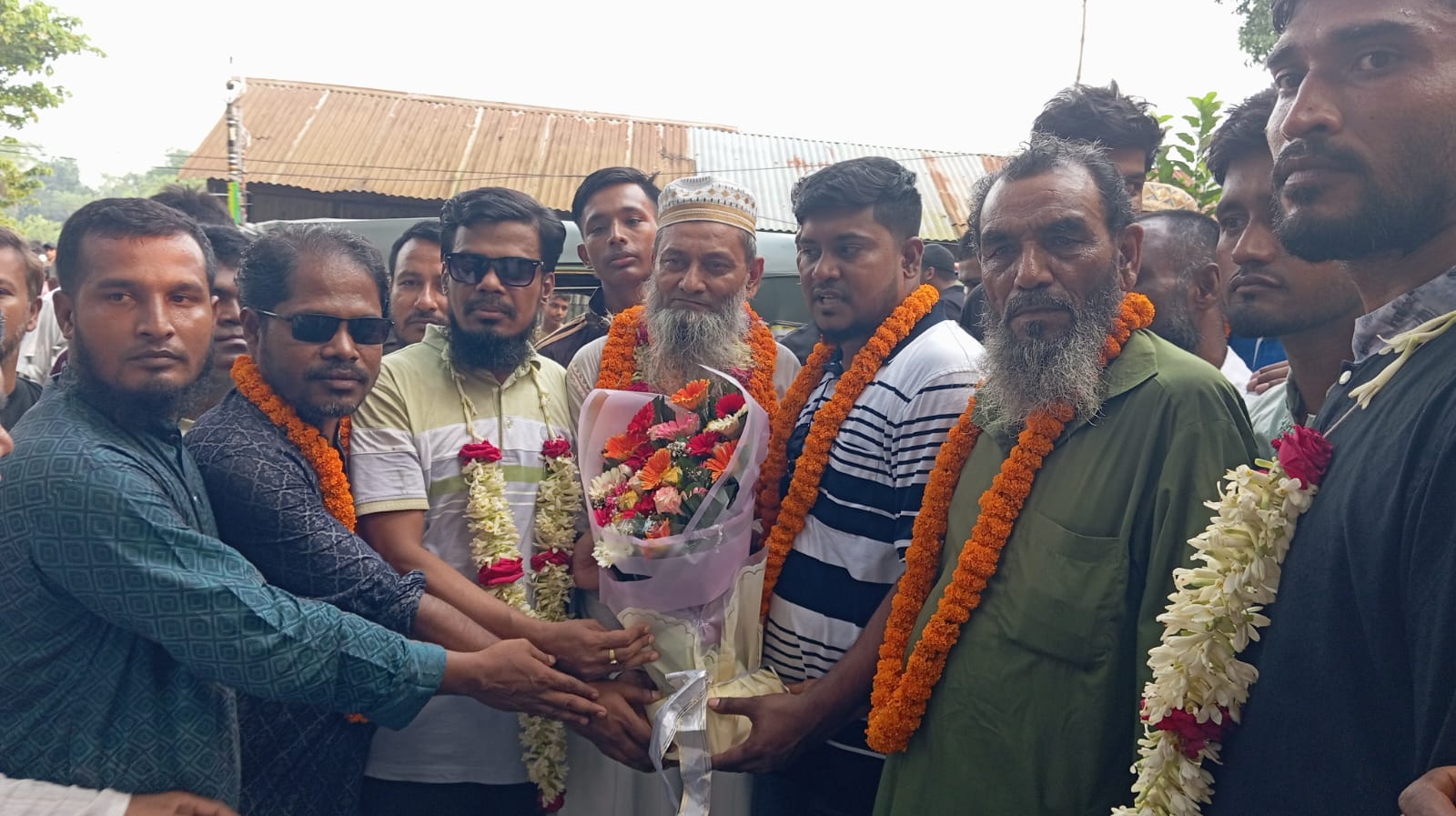 তিতাসের ভিটিকান্দি ইউনিয়ন বিএনপির নব নির্বাচিত সভাপতি ও সাংগঠনিক সম্পাদককে ফুলেল সংবর্ধনা