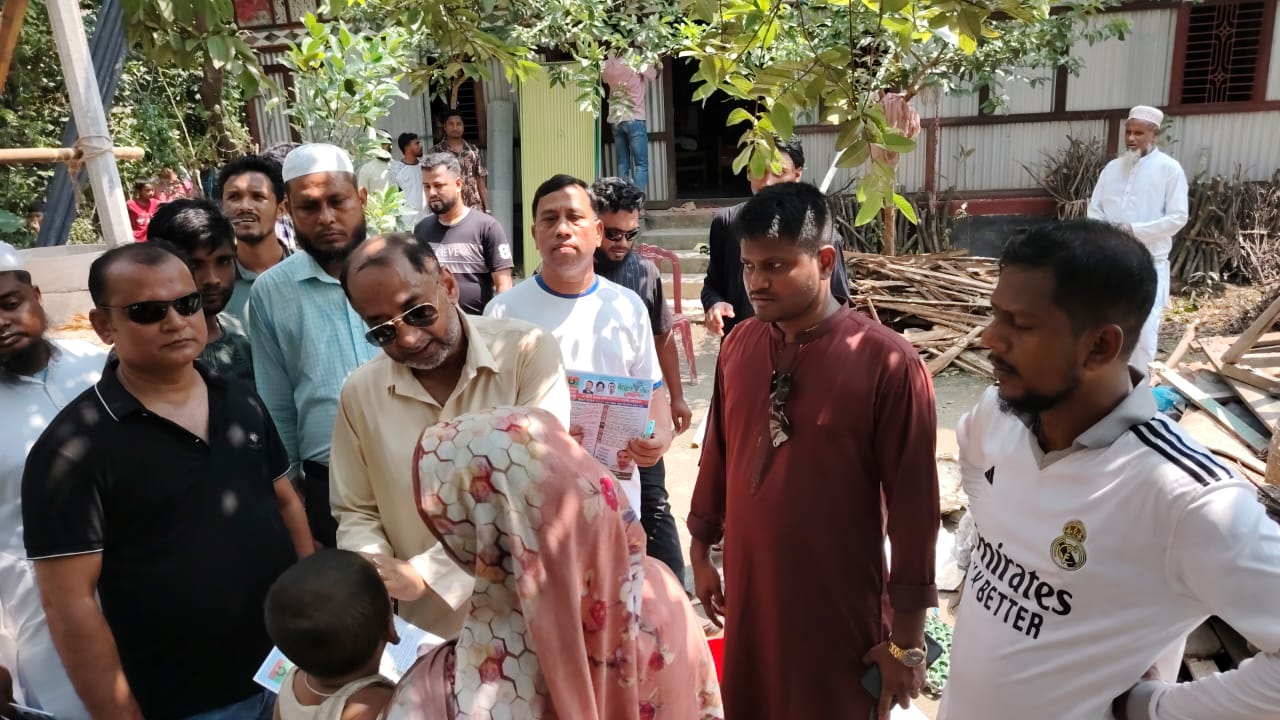 দেবিদ্বারে রাষ্ট্রকাঠামো মেরামতে ৩১ দফা দাবীতে বিএনপির লিফলেট বিতরণ