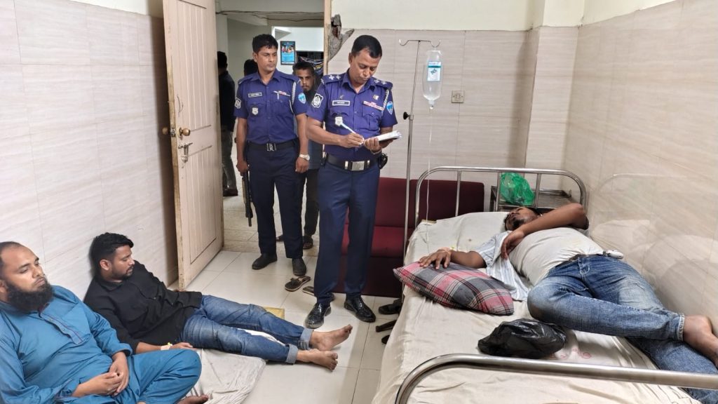 দেবিদ্বারে ৮ সাংবাদিকের উপর সন্ত্রাসী হামলা 