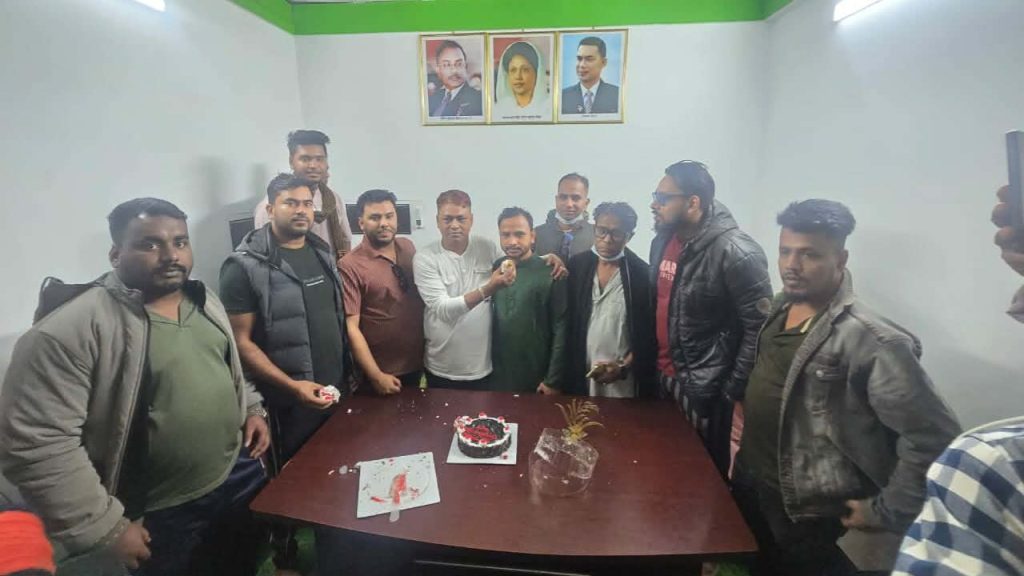স্বেচ্ছাসেবক দল নেতা মো. রেজাউল করিমের জন্মদিনে দেবিদ্বারে কেক কাটা অনুষ্ঠান