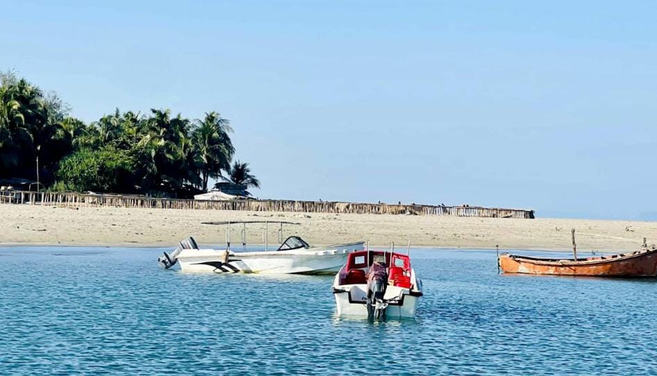 সেন্ট মার্টিন থেকে আসার পথে স্পিডবোট ডুবে মা-মেয়ের মৃত্যু 