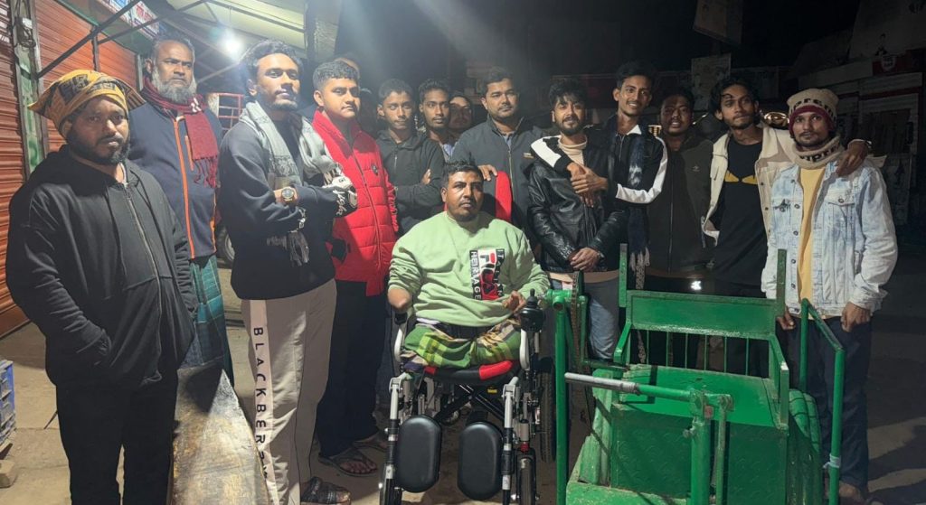 মতলবে সূর্য তরুন সংগঠনের পক্ষ থেকে ইলেকট্রিক চেয়ার প্রদান